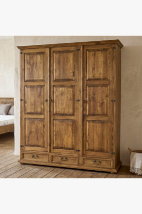 Drehtüriger rustikaler Schrank